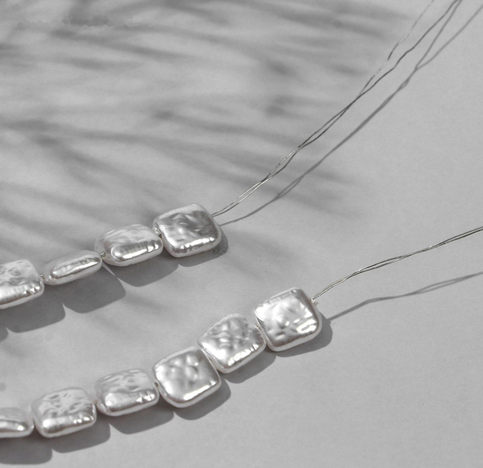 Бусины пластиковые на нити 