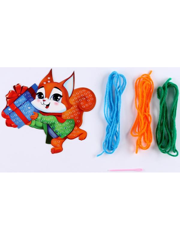 Набор для творчества. Вышивка пряжей «Белочка с подарком»‎ на картоне