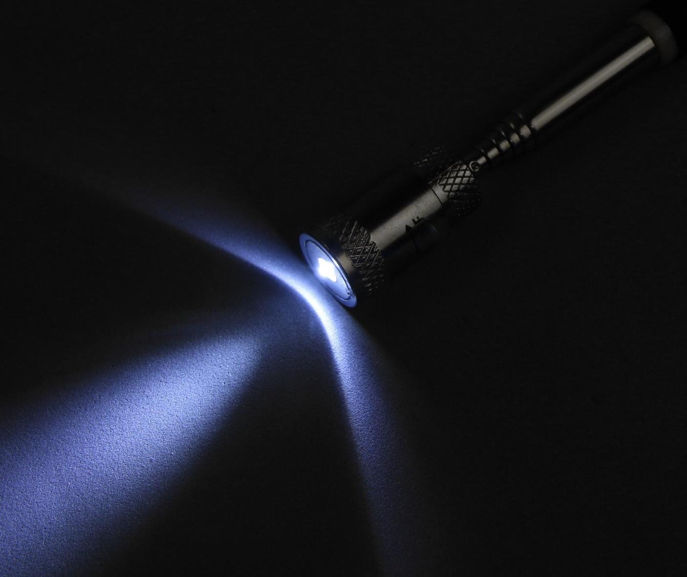 Магнит телескопический с фонариком ТУНДРА, диаметр 17 мм, 190 - 800 мм, до 2 кг