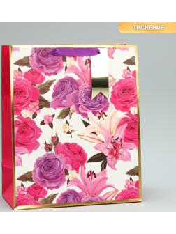 Пакет подарочный с шильдиком «Самой нежной», 30.5 х 25.4 х 12.7 см