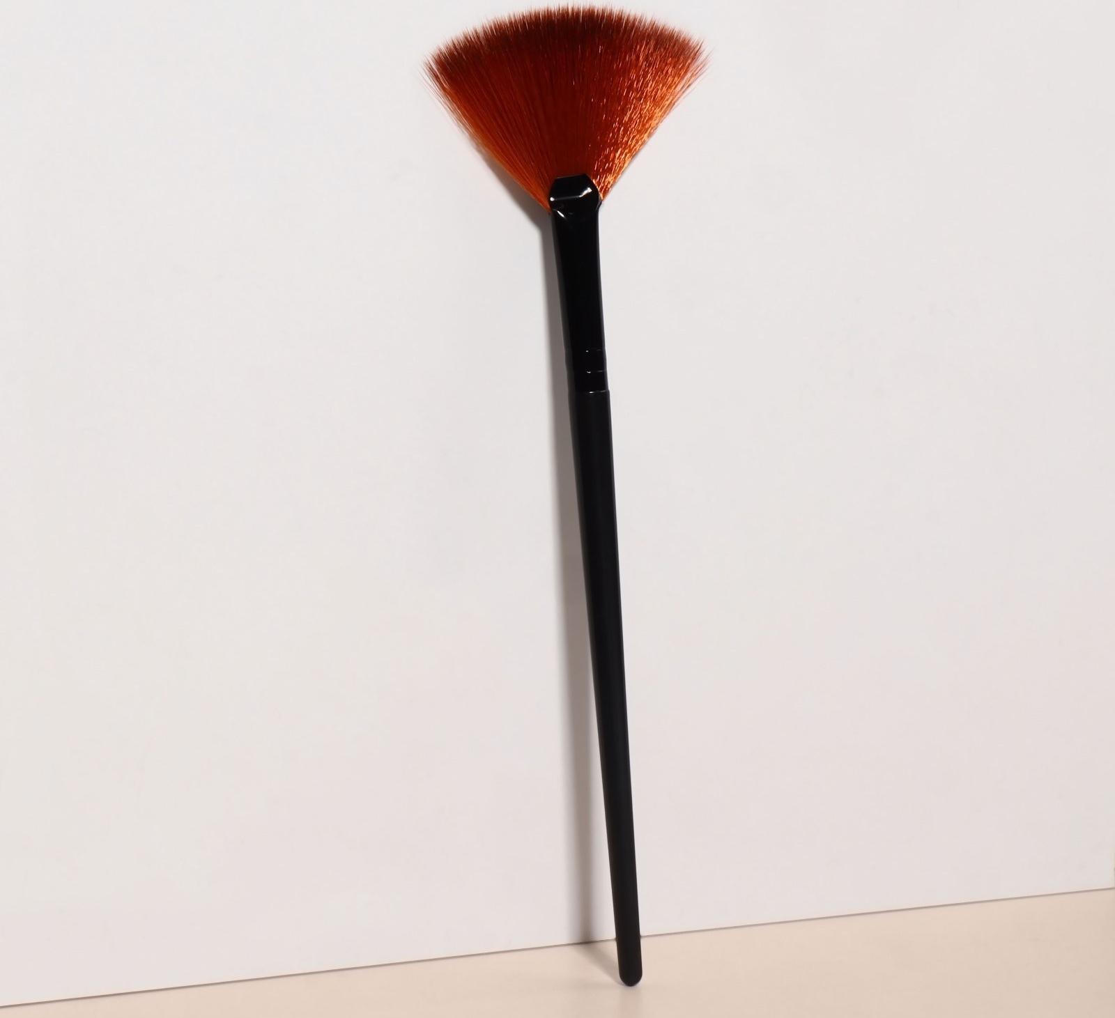 Кисть для макияжа, веерная, 16,5 ( +/- 1) см, цвет чёрный