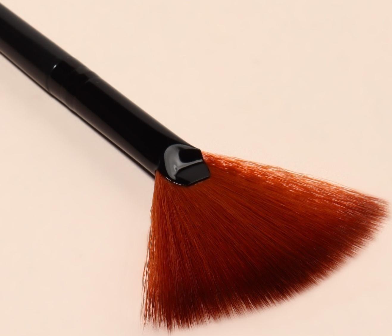 Кисть для макияжа, веерная, 16,5 ( +/- 1) см, цвет чёрный