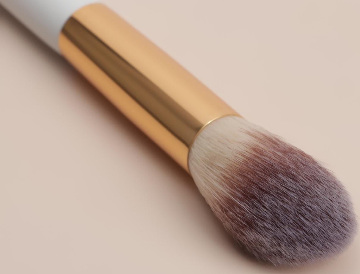 Кисть для макияжа «White», 18 см, цвет белый