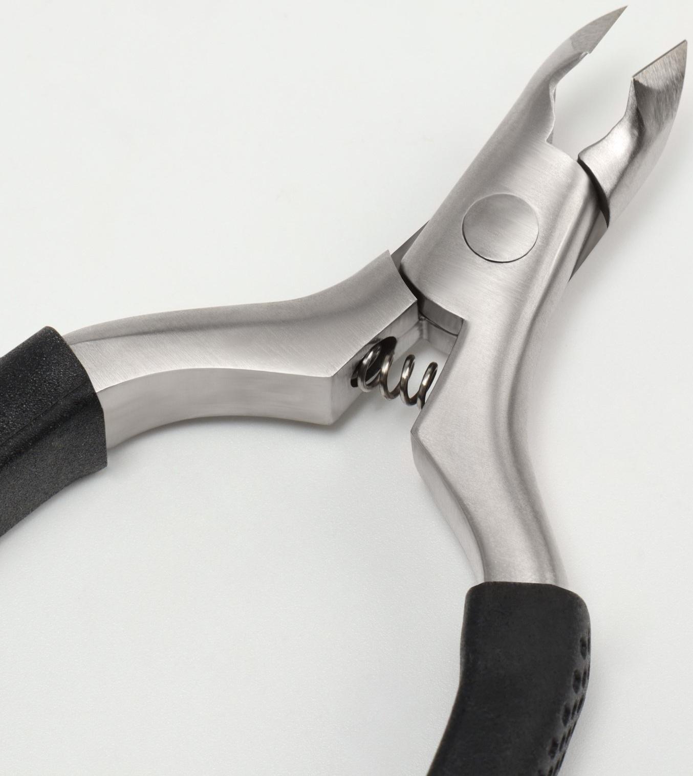 Кусачки педикюрные «Premium», скрытая пружина, 11,5 см, длина лезвия - 6 мм, цвет серебристый/чёрный