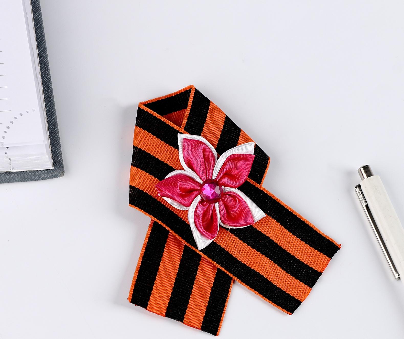 Георгиевская лента на значке, с цветочком