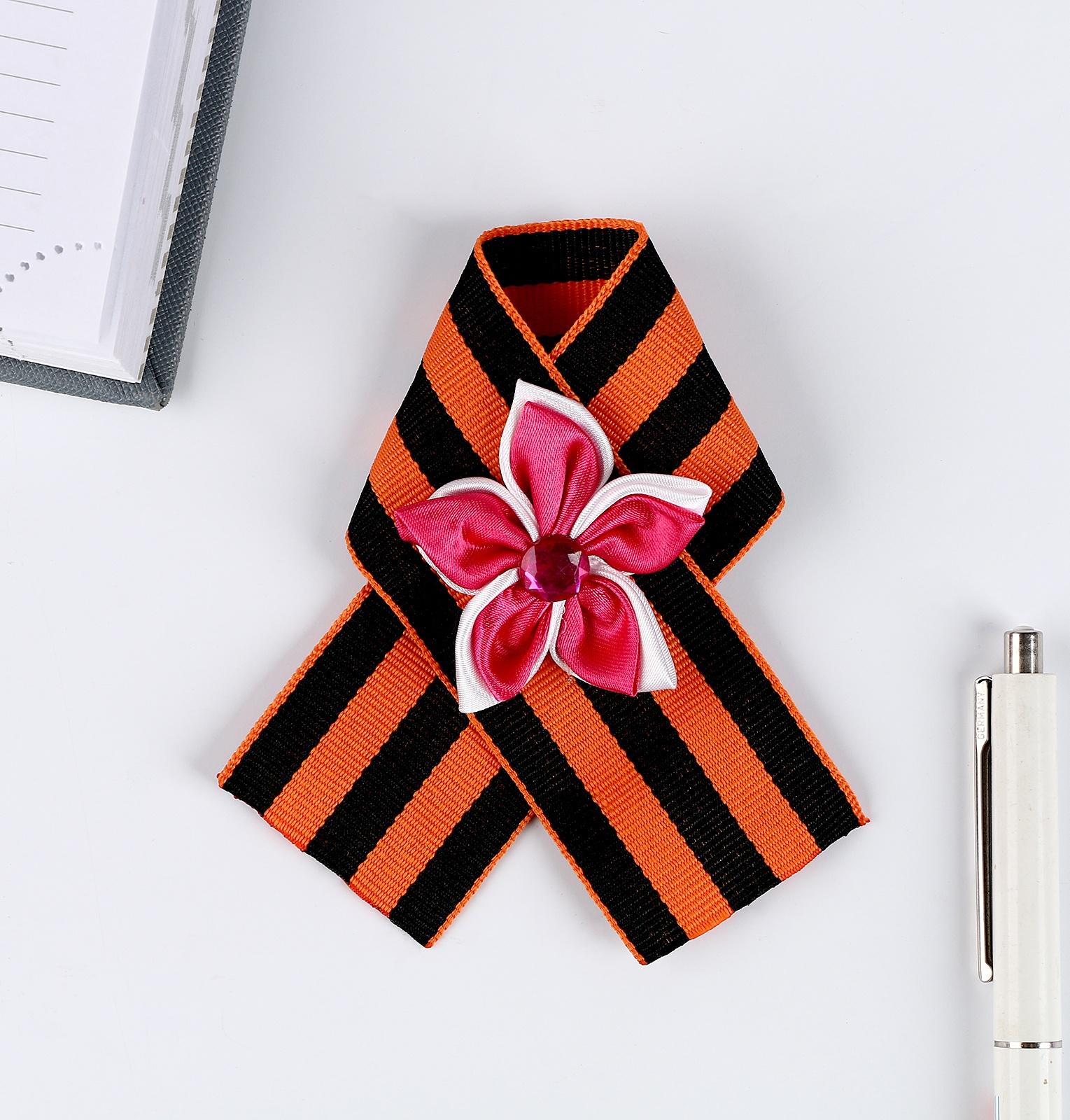 Георгиевская лента на значке, с цветочком