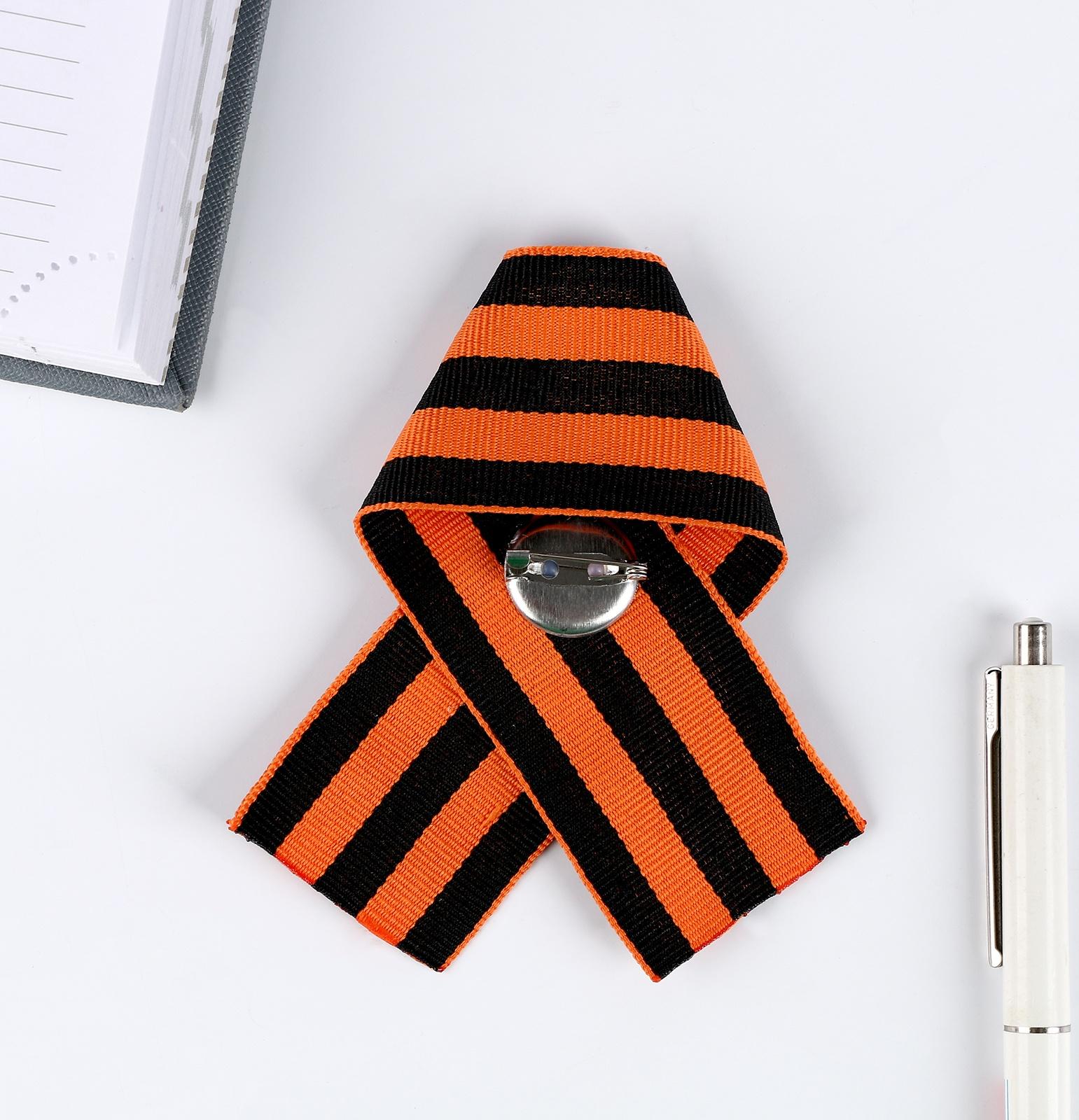 Георгиевская лента на значке, с цветочком