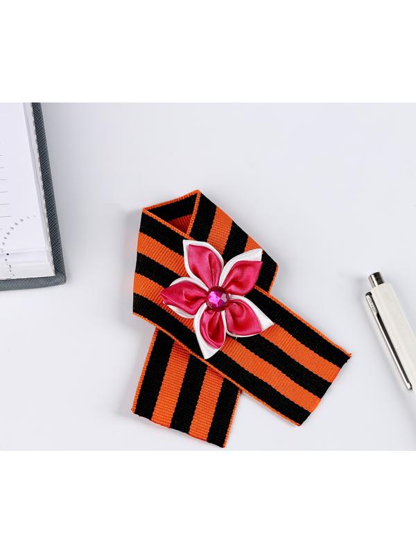 Георгиевская лента на значке, с цветочком