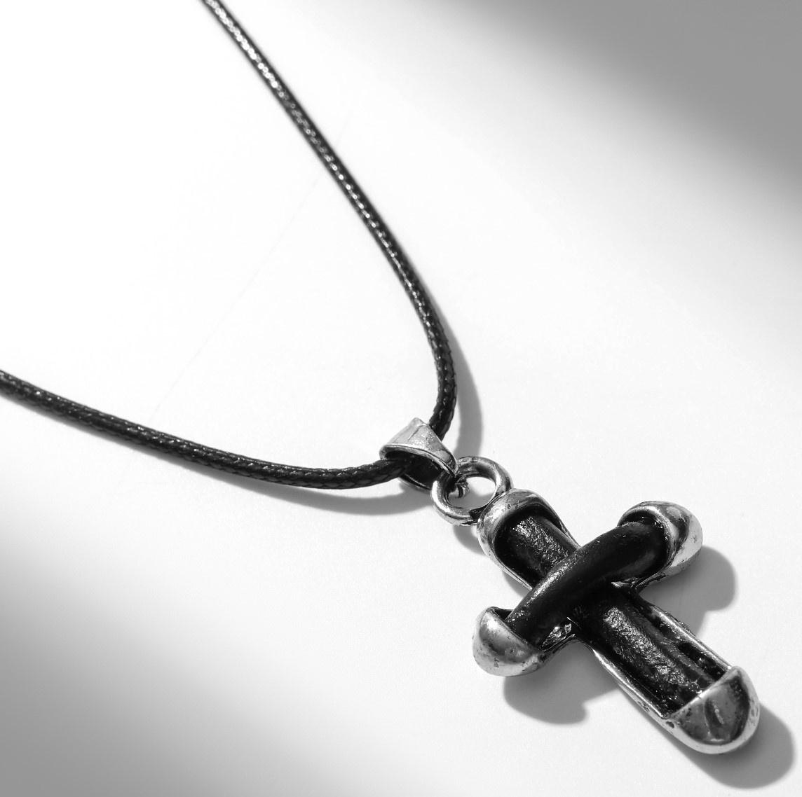 Кулон на шнурке 