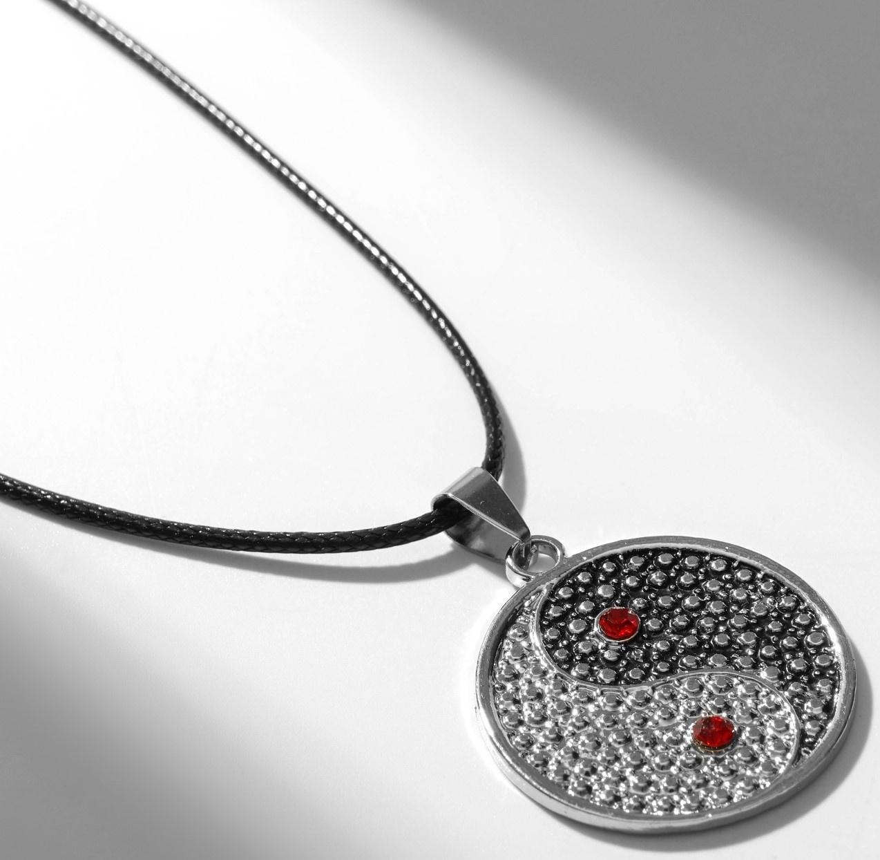 Кулон на шнурке 