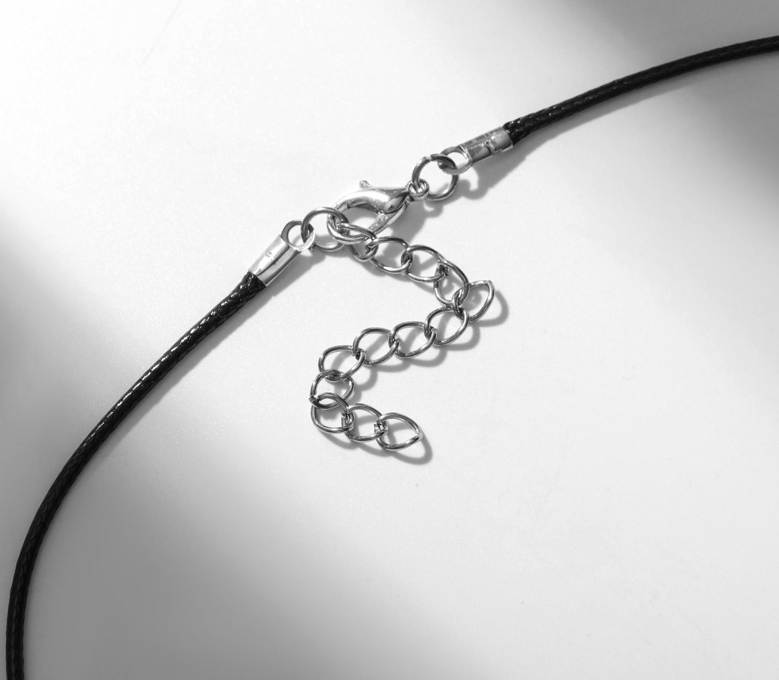 Кулон на шнурке 