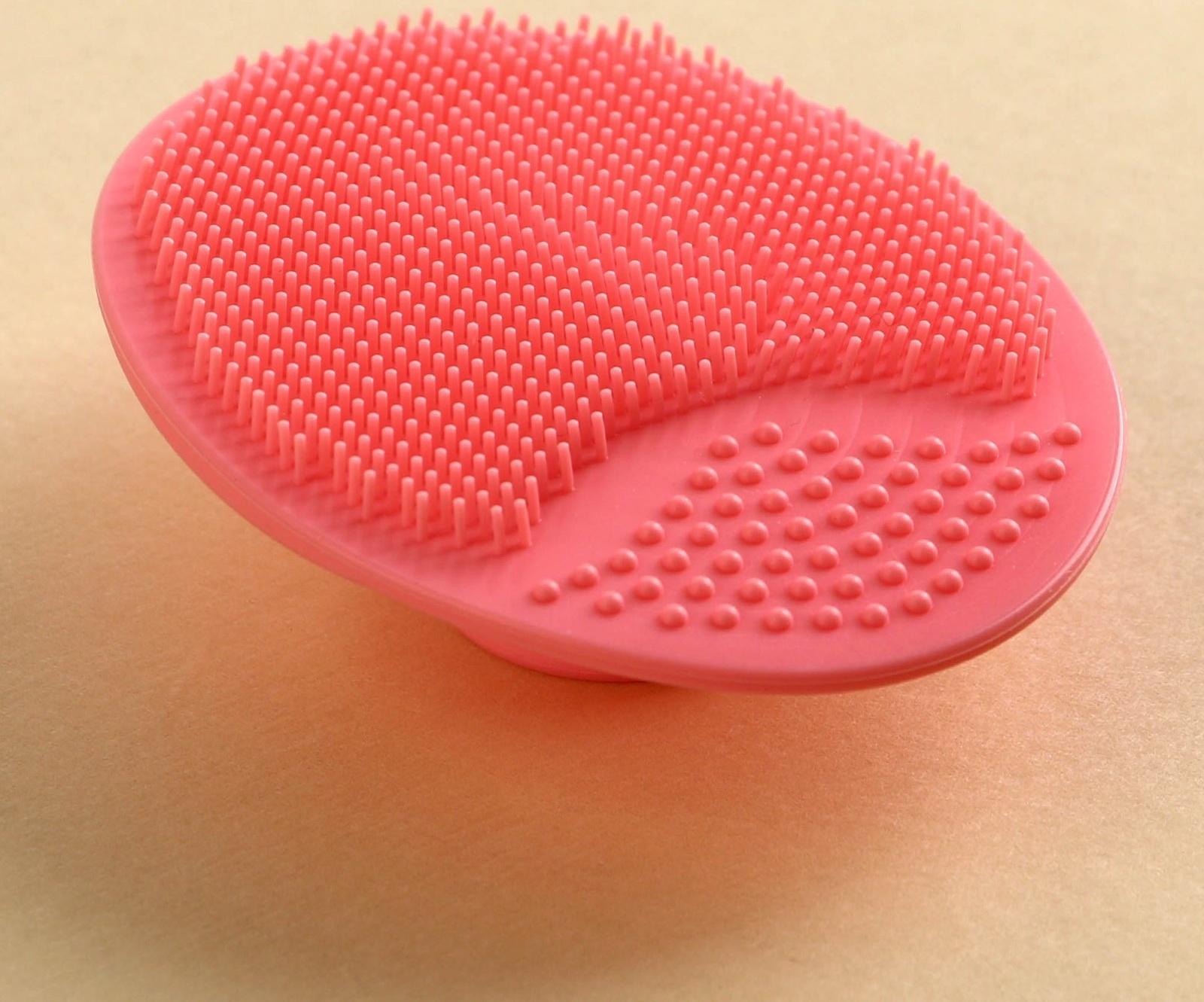 Силиконовый спонж для умывания в пакете 