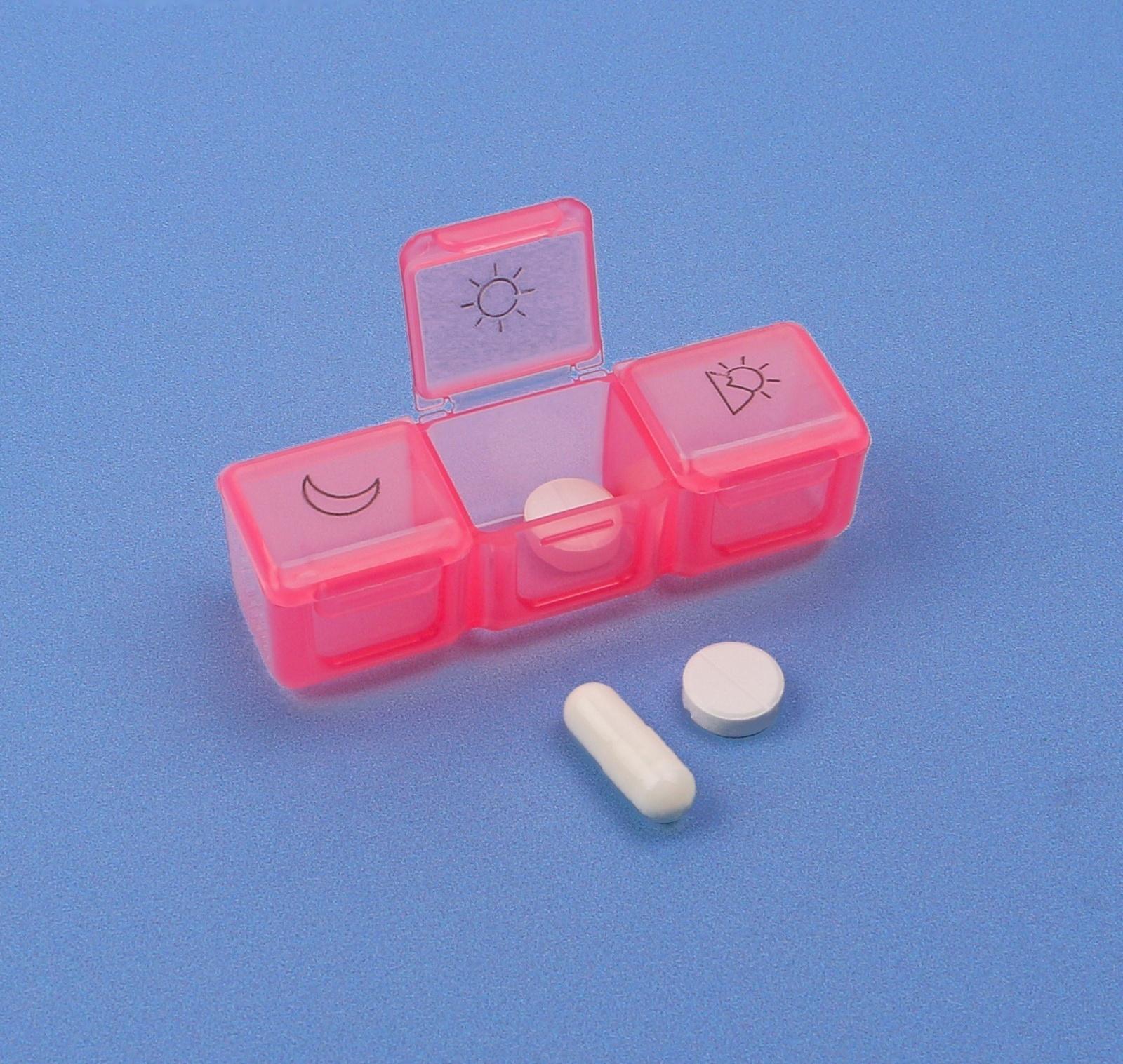 Таблетница - органайзер «Неделька», съёмные ячейки, утро/день/вечер, 17,4 × 8,2 × 2,5 см, 7 контейнеров по 3 секции, разноцветная