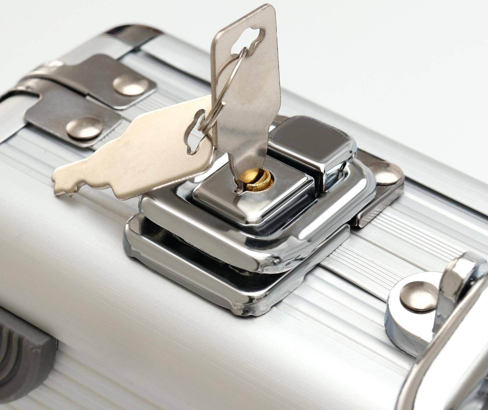 Металлический кейс, 38 х 21 х 6.5 см