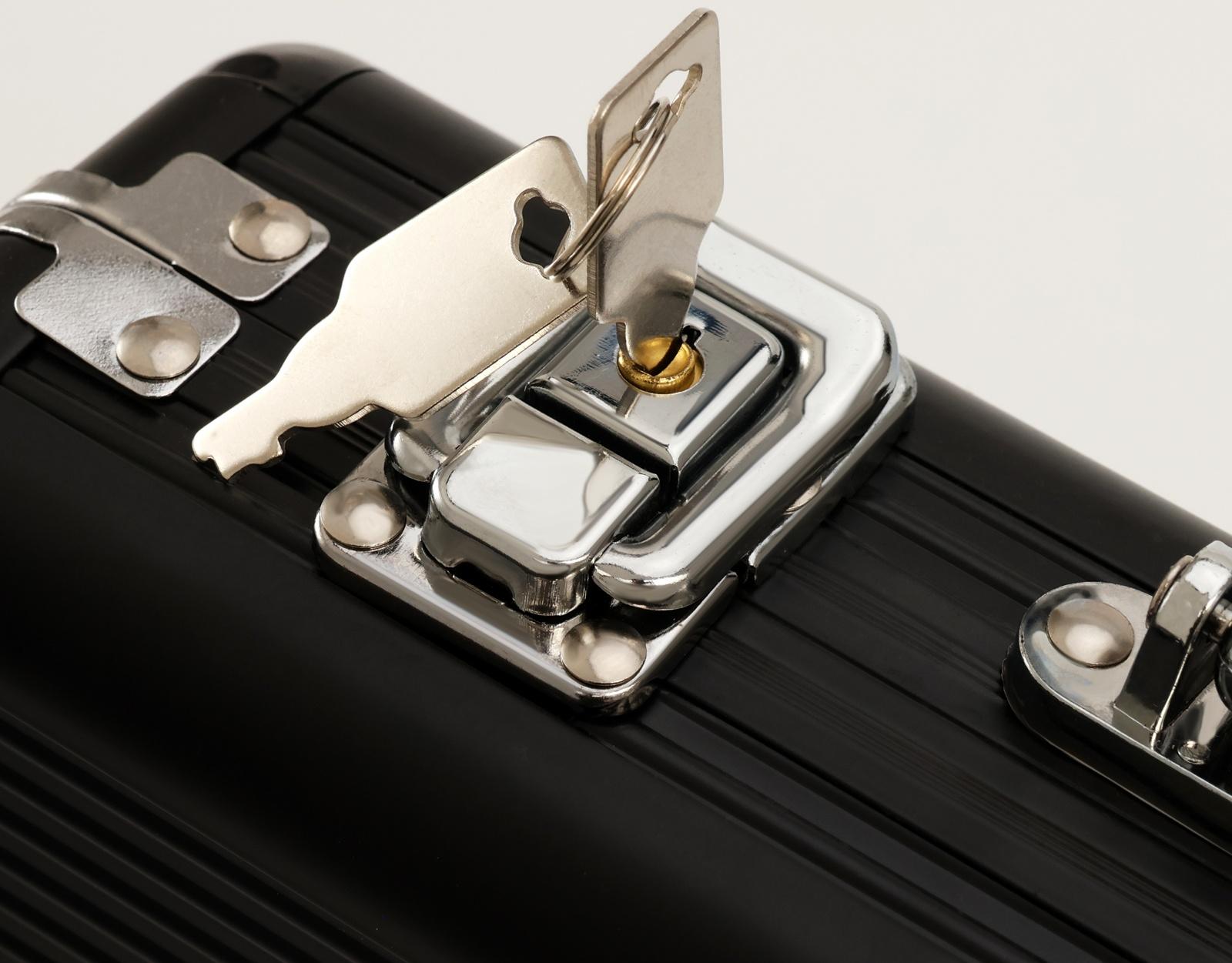 Металлический кейс, 38 х 21 х 6.5 см, черный