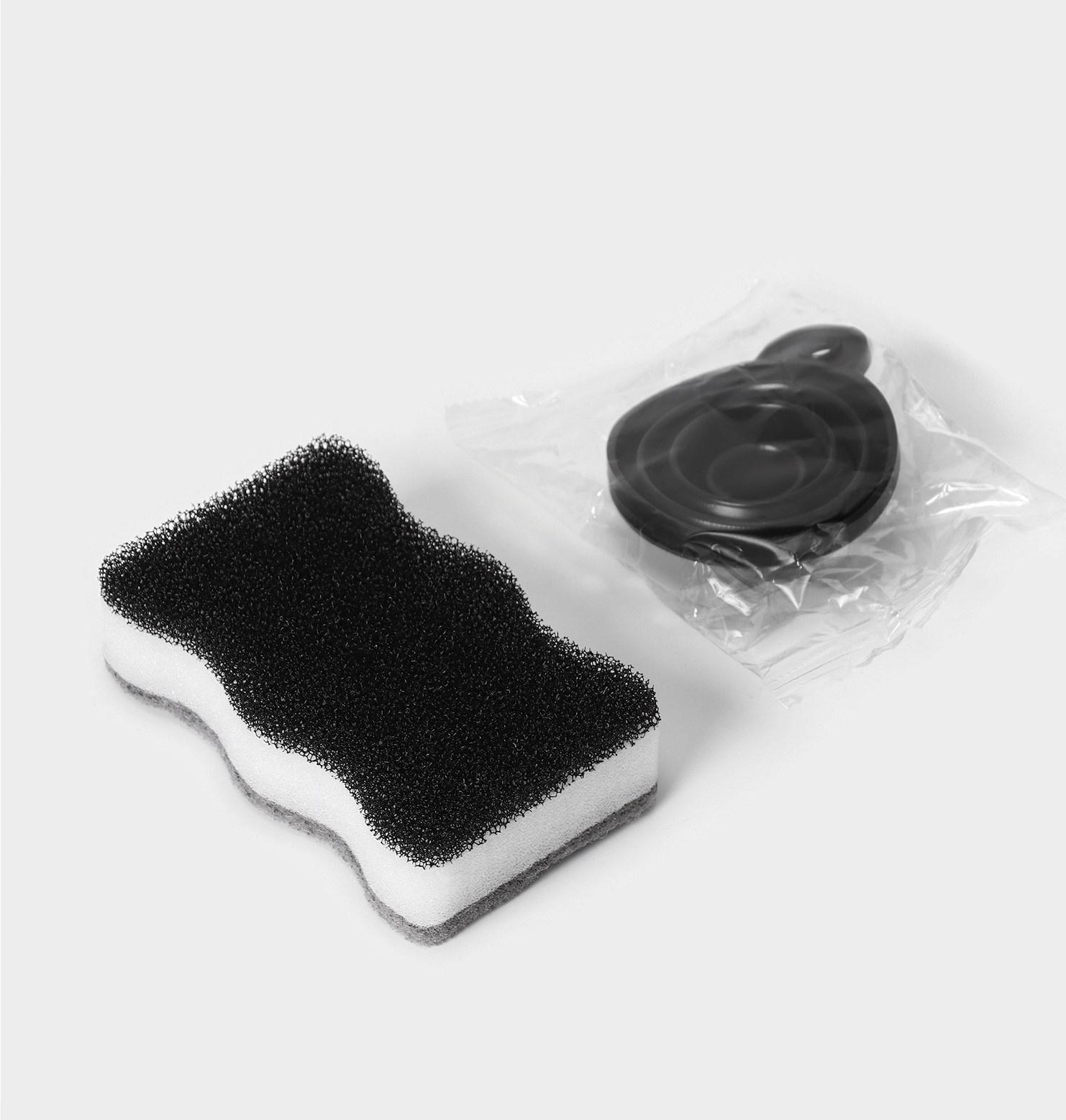 Двойной дозатор для мыла и моющего средства Raccoon, с губкой в комплекте, по 300 мл, цвет чёрный