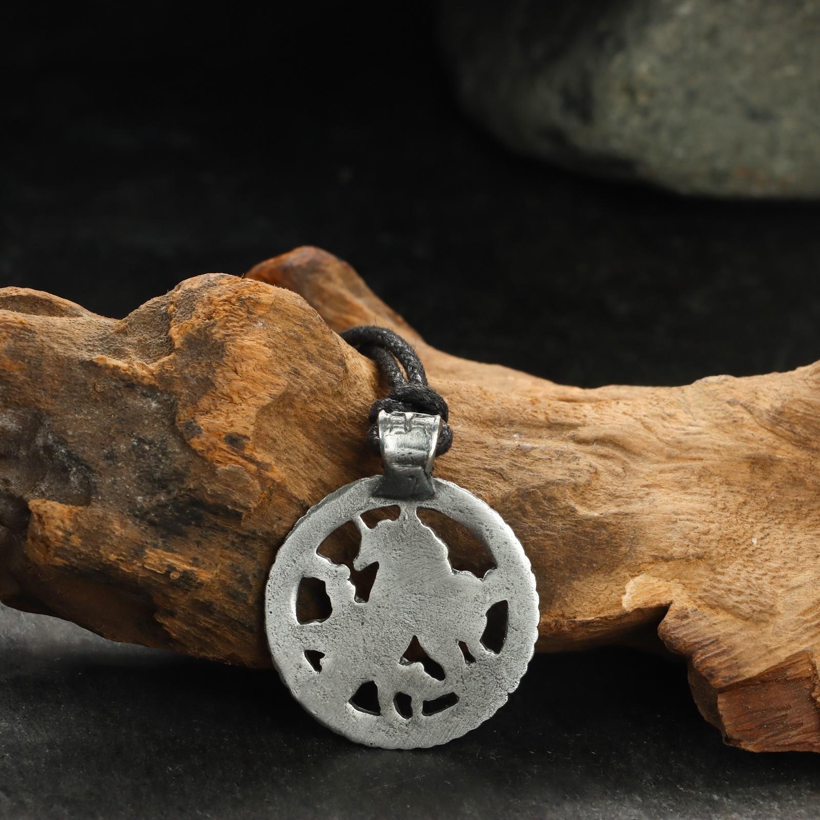 Амулет защитный №9 «Индрик-зверь», 28х28мм, металлический