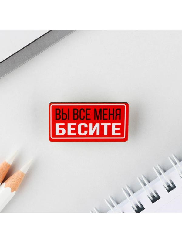 Значок с наклейками