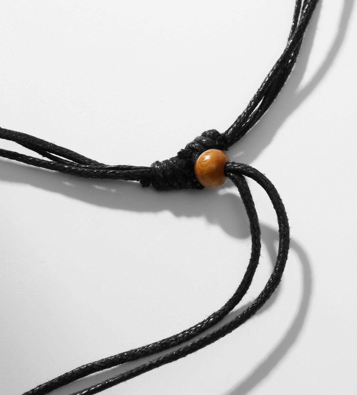 Кулон на шнурке 