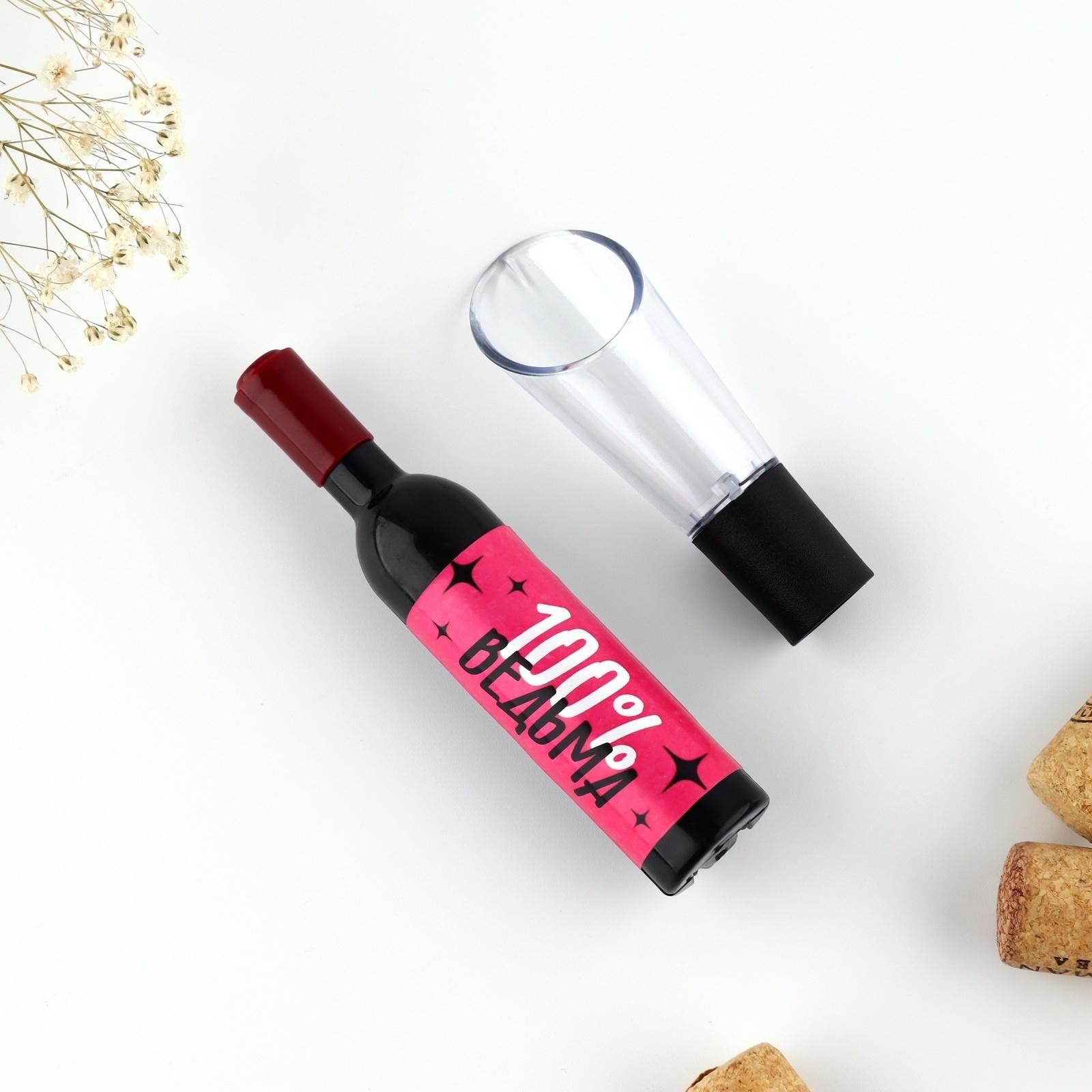 Штопор-бутылка и пробка на подложке 