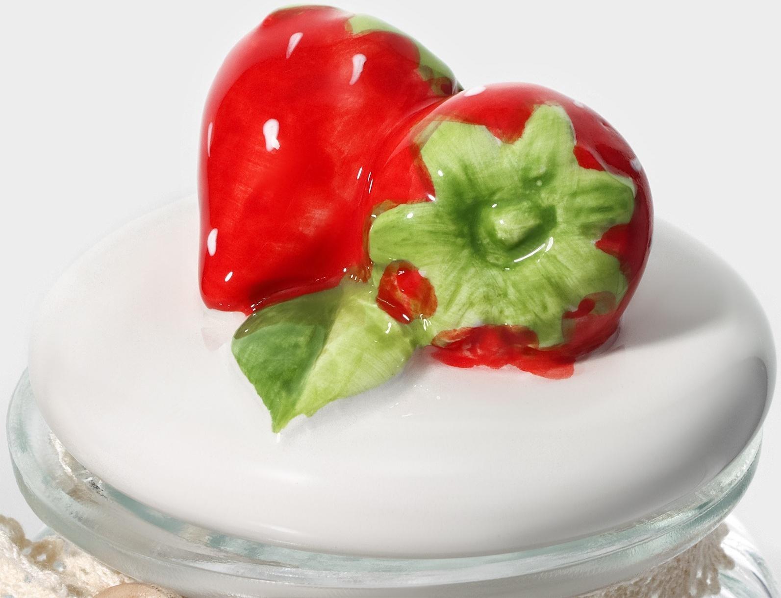 Банка стеклянная для сыпучих продуктов с керамической крышкой Доляна «Клубника», 250 мл, 8×13 см