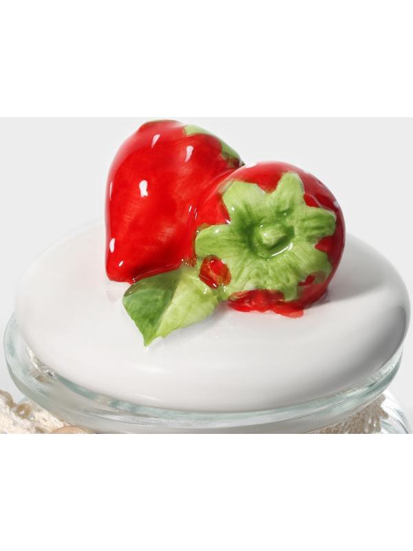 Банка стеклянная для сыпучих продуктов с керамической крышкой Доляна «Клубника», 250 мл, 8×13 см