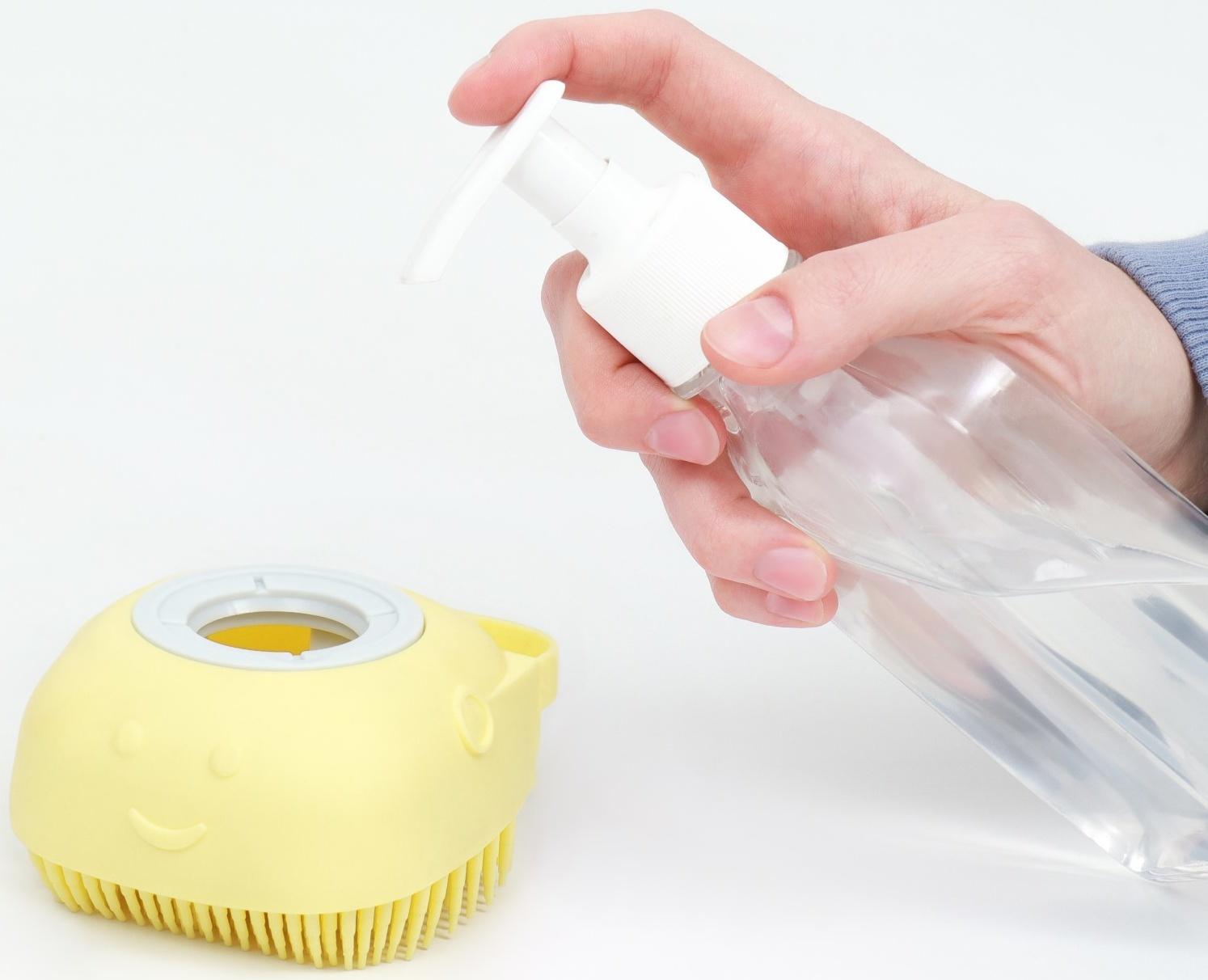 Щётка для мытья и массажа животных, с емкостью для шампуня, желтая