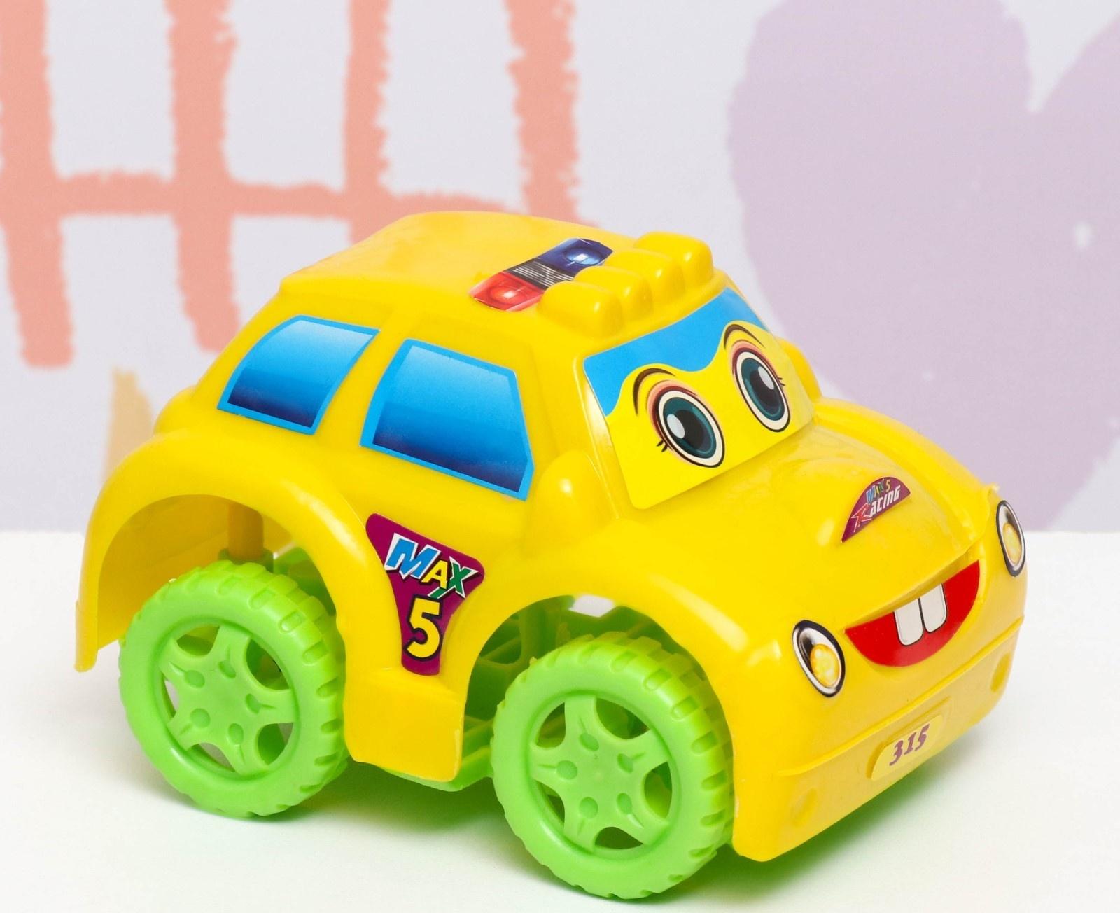 Машина пластмассовая 