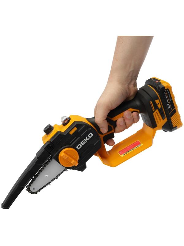 Пила цепная аккумуляторная DEKO DKCHS 20-4 063-4480, 20 В, 2 Ач, Li-ion АКБх1 шт, ЗУ