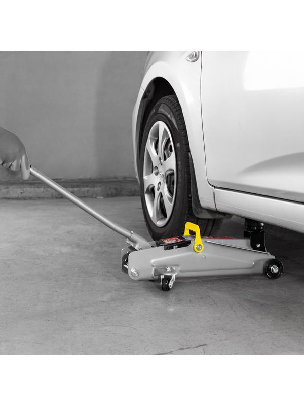 Домкрат гидравлический подкатной, 2 т, высота подъема 135-385 мм, в пластиковый кейсе Matrix