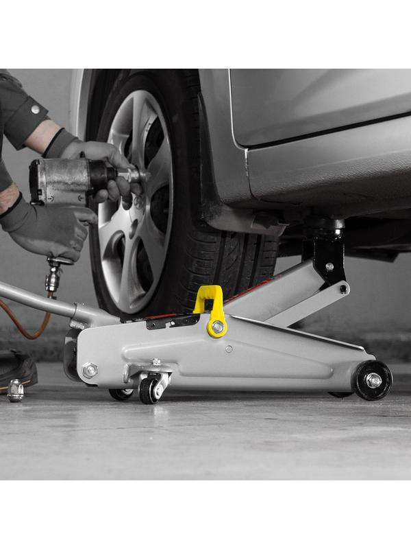 Домкрат гидравлический подкатной, 2 т, высота подъема 135-385 мм, в пластиковый кейсе Matrix