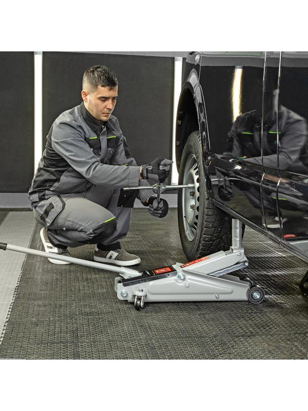 Домкрат гидравлический подкатной, 3 т, высота подъема 150-530 мм Matrix