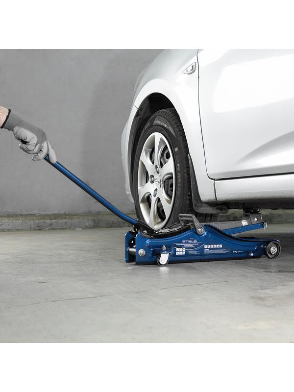 Домкрат гидравлический подкатной в пластиковом кейсе, 2 т, Low Profile, 80-380 мм Stels