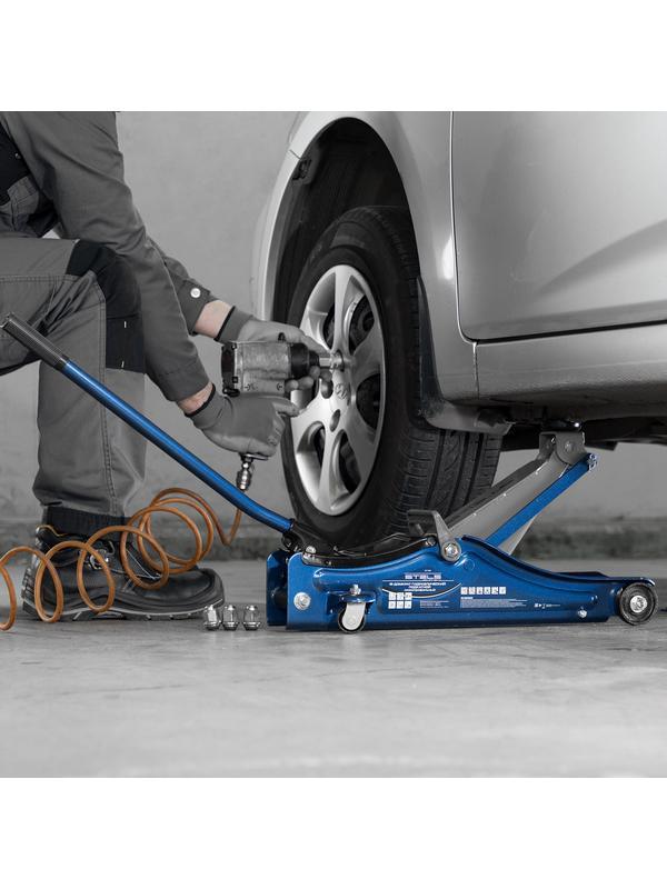 Домкрат гидравлический подкатной в пластиковом кейсе, 2 т, Low Profile, 80-380 мм Stels