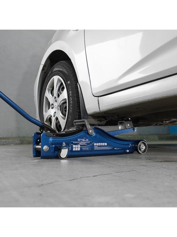 Домкрат гидравлический подкатной в пластиковом кейсе, 2 т, Low Profile, 80-380 мм Stels