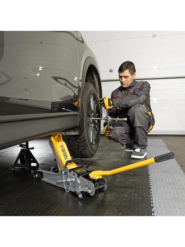 Домкрат гидравлический подкатной с фиксатором, 2,5 т,  85-385 мм, в пласт. кейсе Denzel