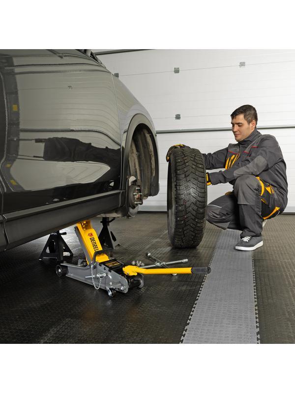 Домкрат гидравлический подкатной с фиксатором, 2,5 т,  85-385 мм, в пласт. кейсе Denzel