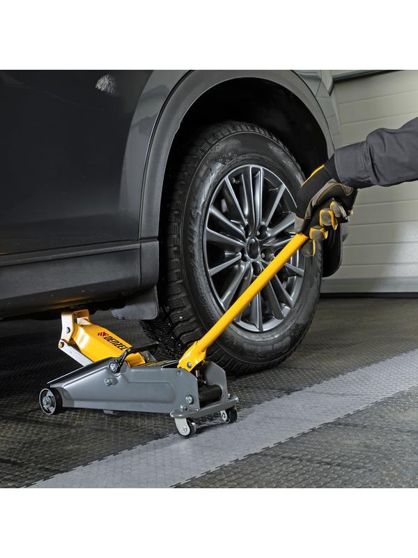 Домкрат гидравлический подкатной, 2 т, 135-385 мм, в пласт. кейсе Denzel