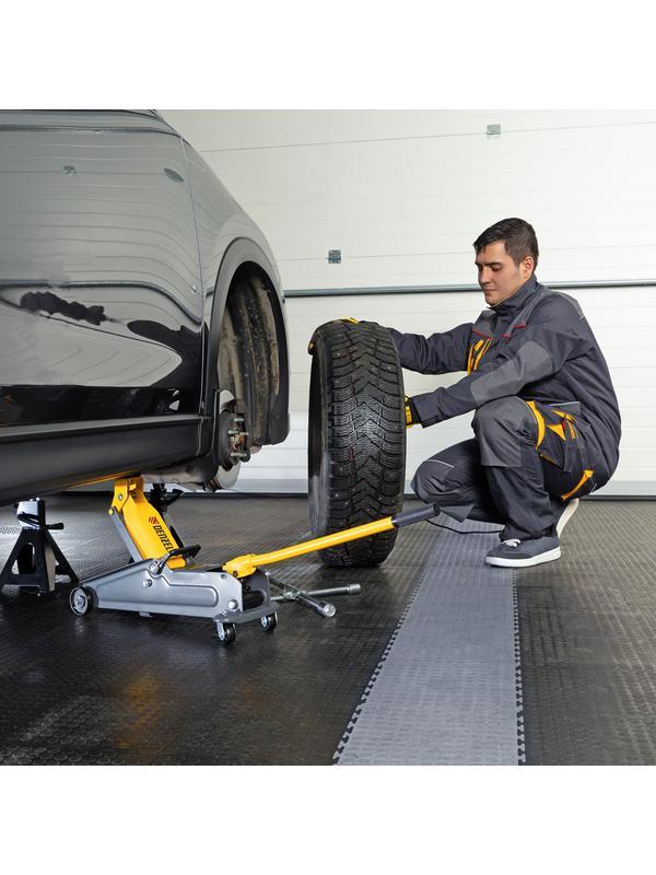 Домкрат гидравлический подкатной, 2 т, 135-385 мм, в пласт. кейсе Denzel