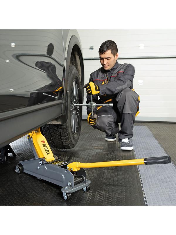 Домкрат гидравлический подкатной, 2 т, 135-385 мм, в пласт. кейсе Denzel