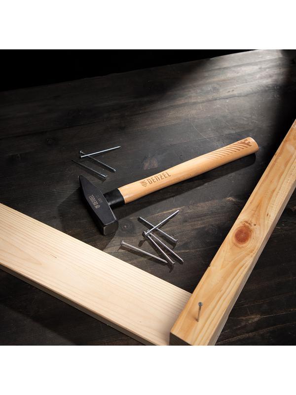 Молоток слесарный, 600 г, кованый квадратный боек, буковая рукоятка Denzel