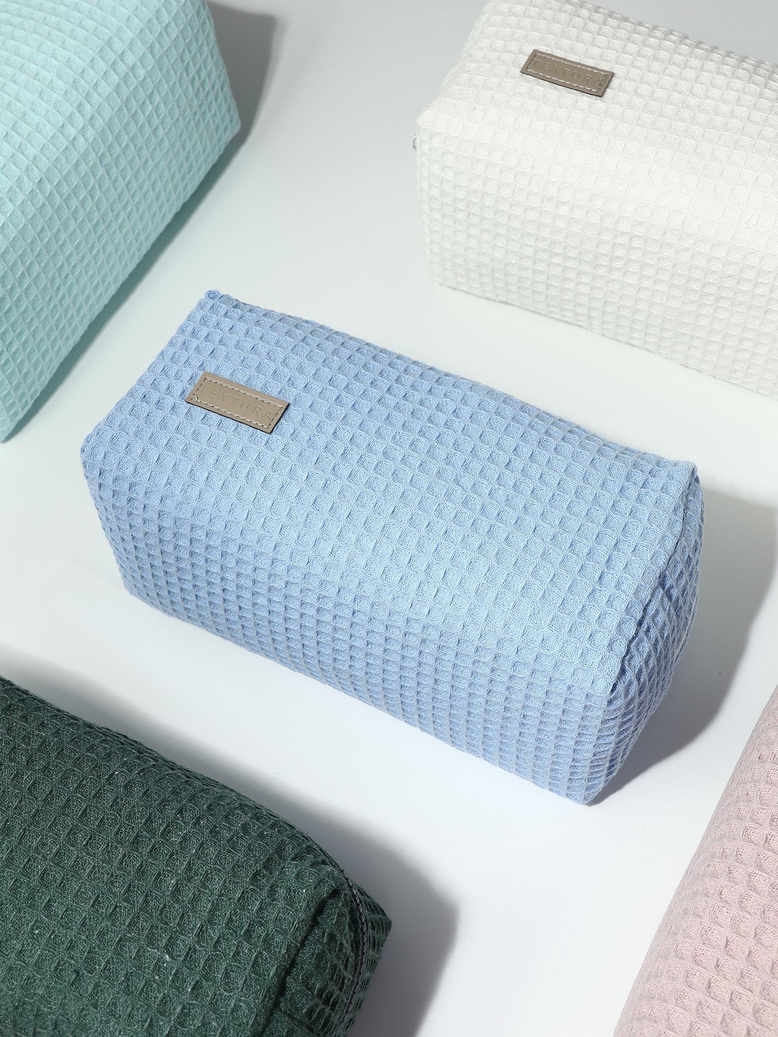 Косметичка женская на молнии TEXTURA, объёмная, большая, мягкая, вафельная текстура, голубая