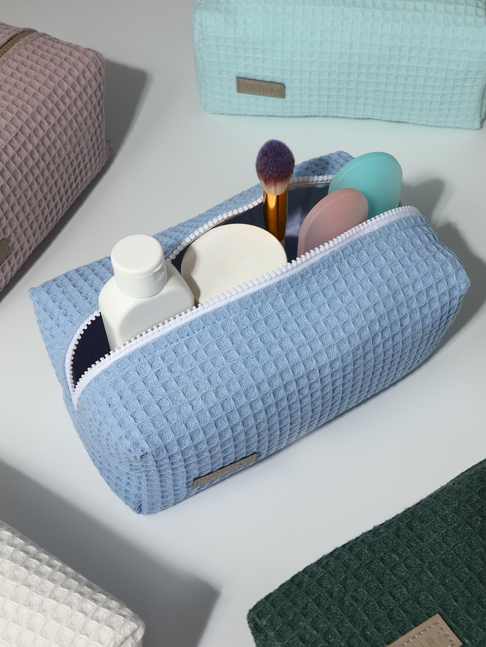 Косметичка женская на молнии TEXTURA, объёмная, большая, мягкая, вафельная текстура, голубая