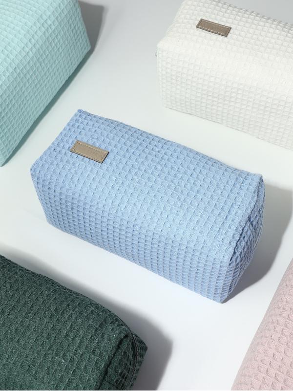 Косметичка женская на молнии TEXTURA, объёмная, большая, мягкая, вафельная текстура, голубая