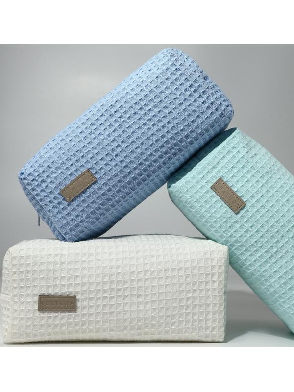 Косметичка женская на молнии TEXTURA, объёмная, большая, мягкая, вафельная текстура, голубая