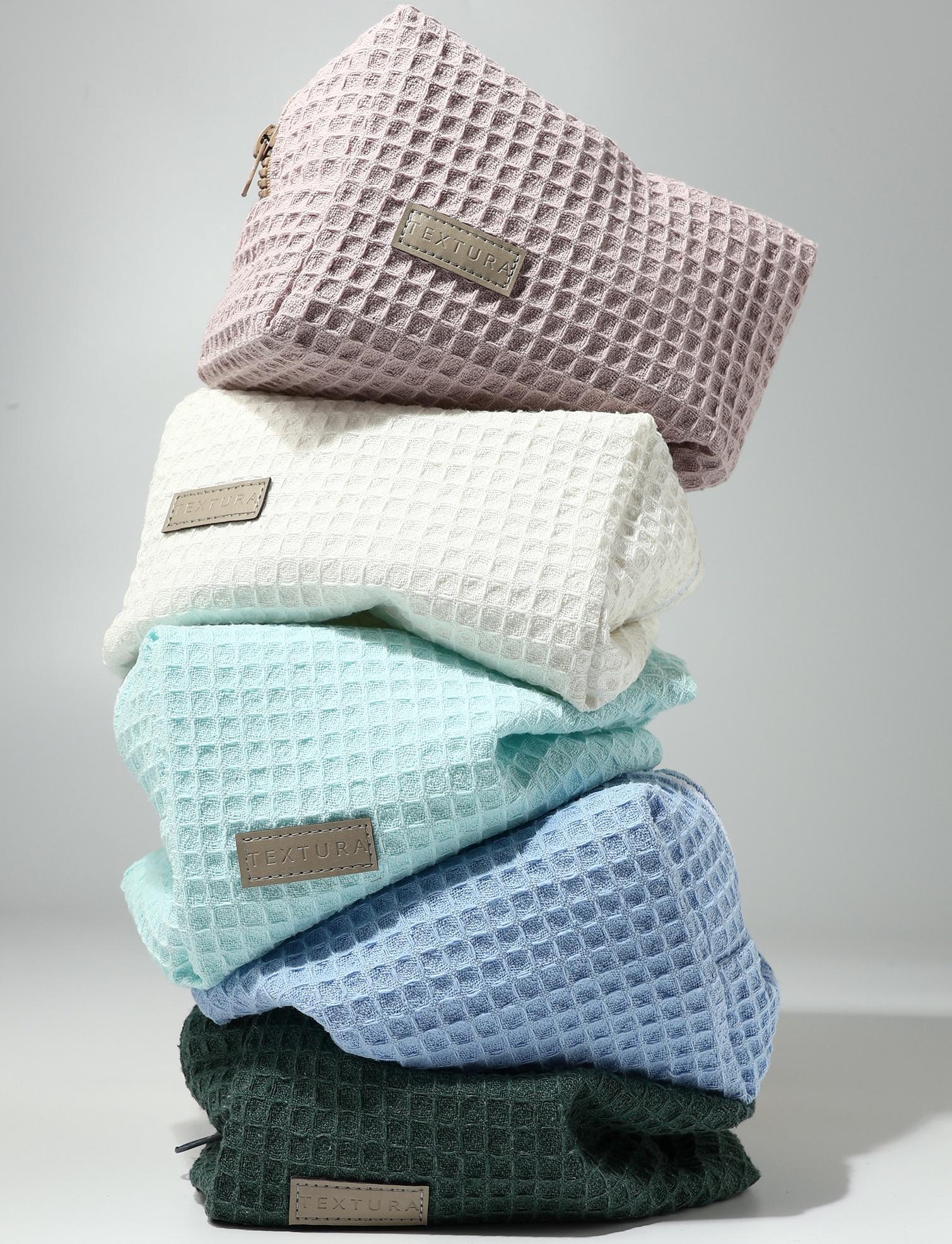 Косметичка женская на молнии TEXTURA, объёмная, средняя, мягкая, вафельная текстура, голубая