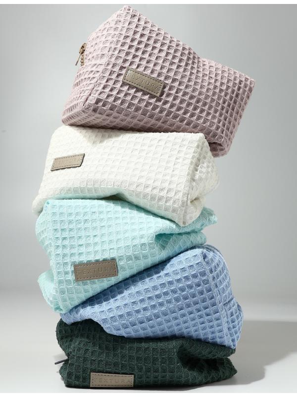 Косметичка женская на молнии TEXTURA, объёмная, средняя, мягкая, вафельная текстура, голубая