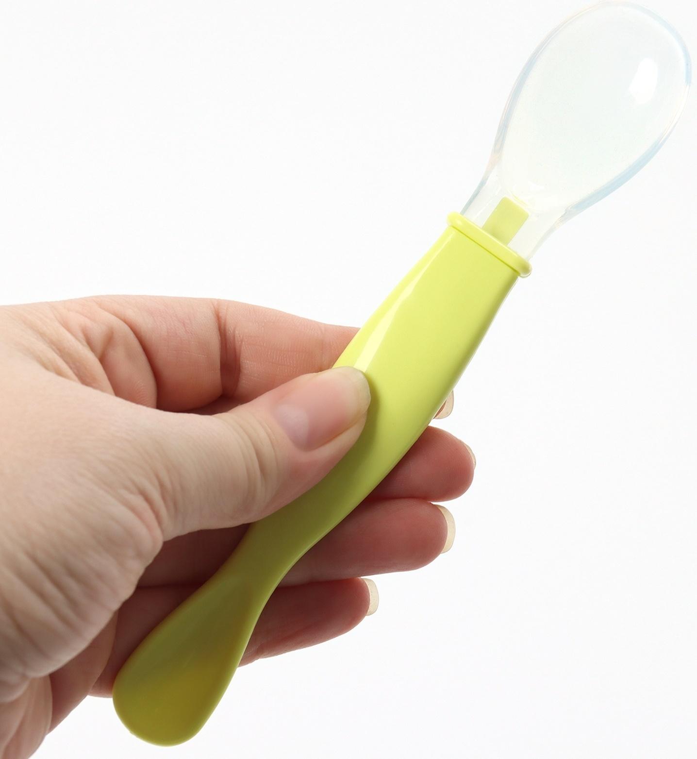 Ложка детская силиконовая для кормления, цвет зеленый