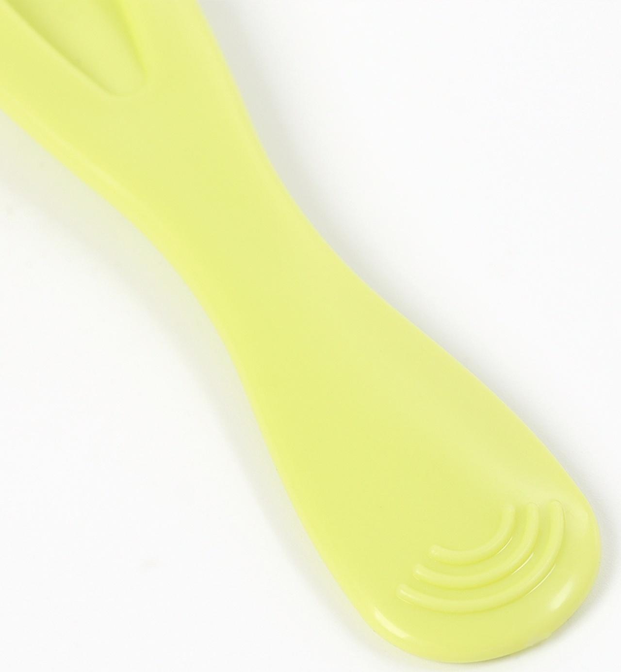 Ложка детская силиконовая для кормления, цвет зеленый