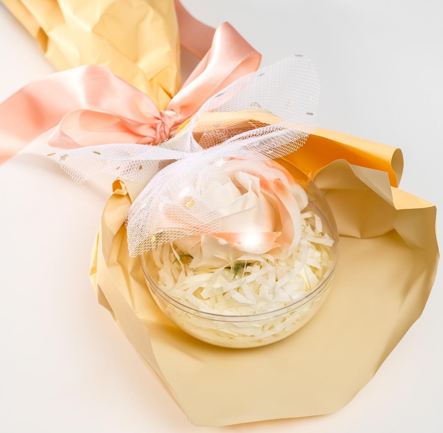 Букет из мыльных лепестков для ванны «Роза в шарике», подарочный, жёлтый, 8.5×8.5×36 см